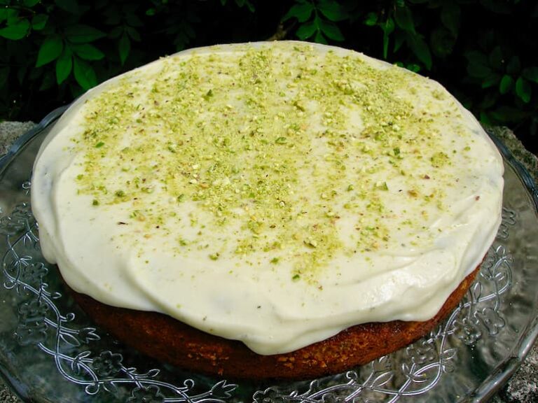 Pistachio and orange blossom cake, topped with mascarpone icing and pistachios.