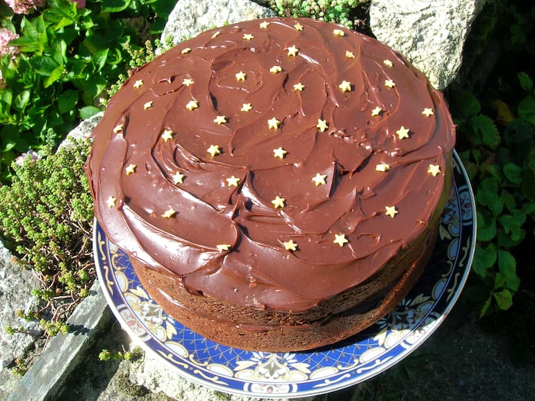 4 bar chocolate fudge cake decorated with stars.