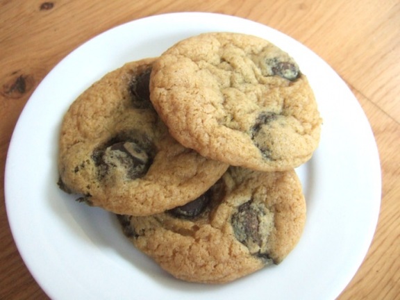 A plate of three Minstrels cookies.