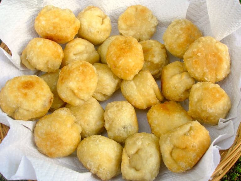 A bowl of fried pistachio chocolate chip kachori with paneer.