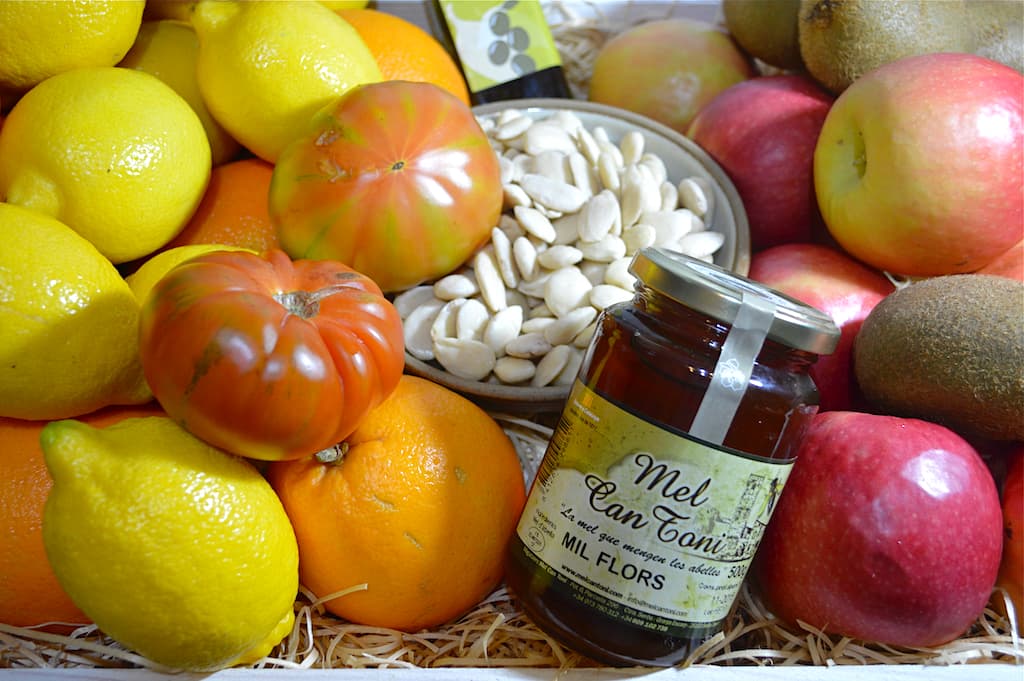 3P Fruits organic fruit box with almonds and honey.