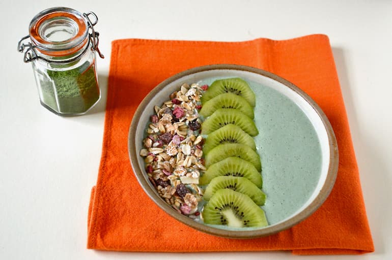 Nettle smoothie bowl with muesli and kiwi fruit.