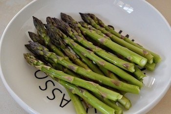 A bowl of raw asparagus spears.