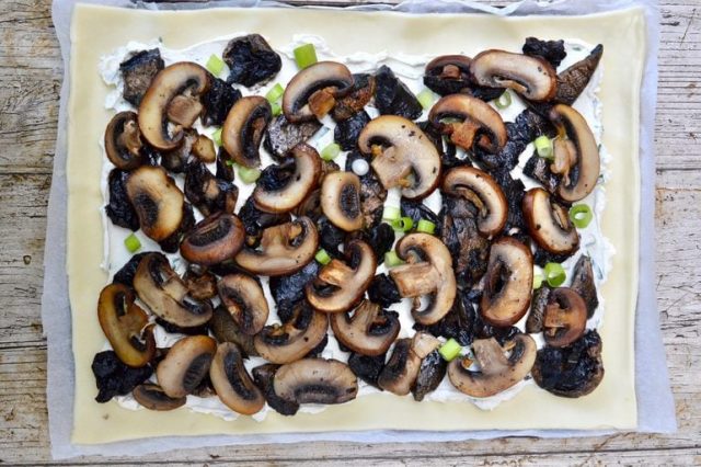 Final layer of chestnut mushrooms.