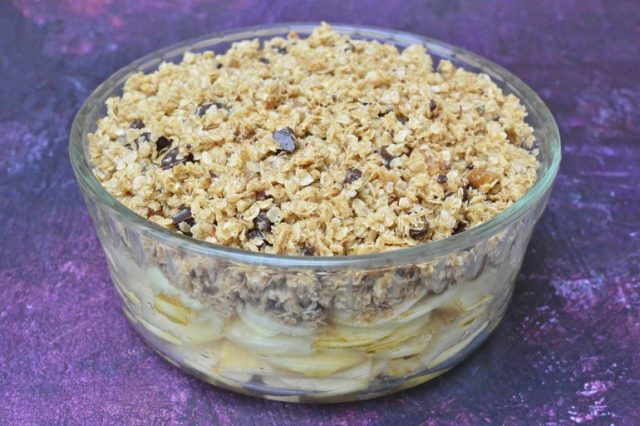 Sliced apples covered in a ginger chocolate chip oat topping.