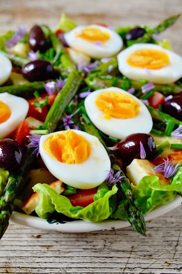 Bowl of vegetarian halloumi and asparagus salade Niçoise.