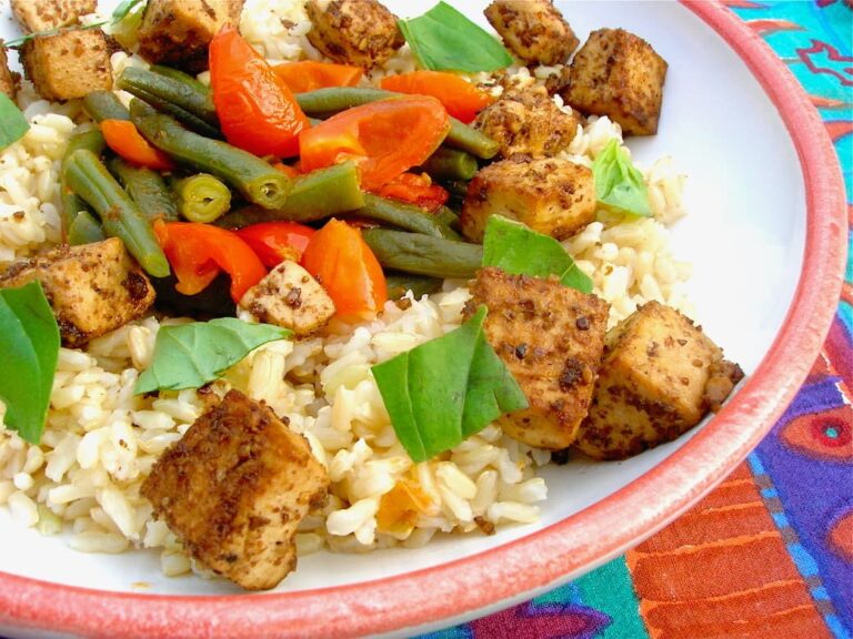 A plate of Turkish green beans (fasulye) with dukkah roasted tofu.
