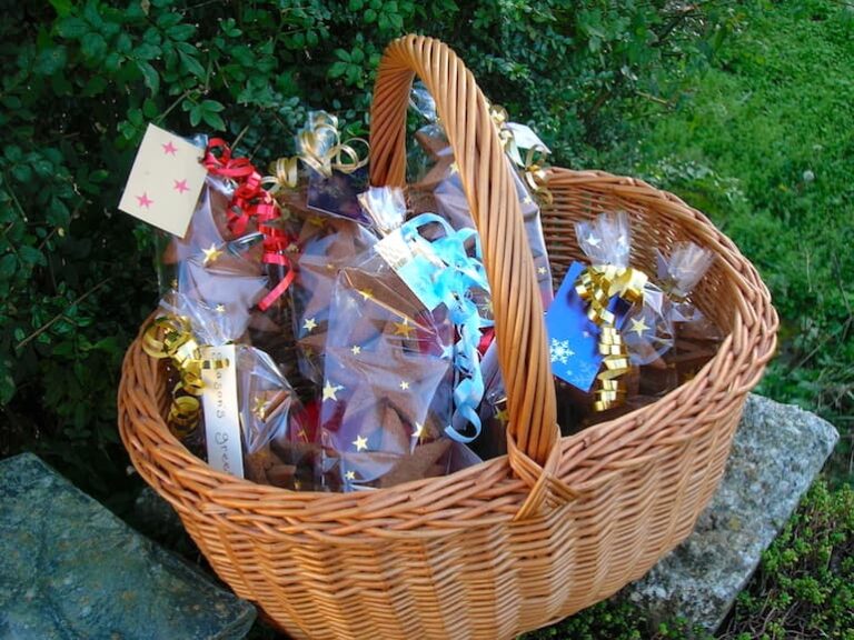 Cinnamon & Honey Christmas Star Biscuits in a basket for homemade Christmas hampers.