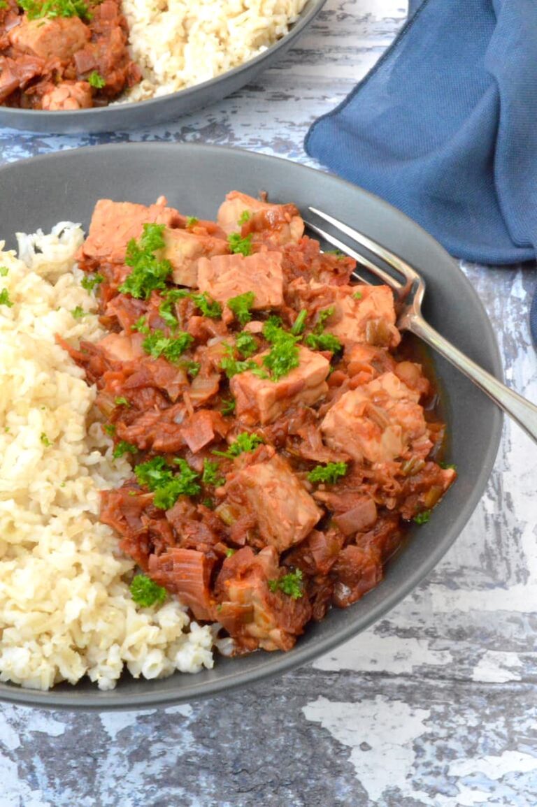 Bowl of tempeh curry with leeks and fork.