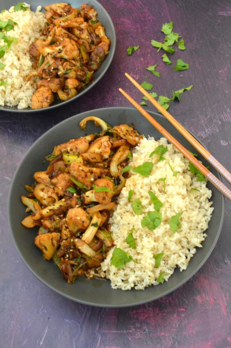 Bang bang cauliflower and brown rice in two bowls.