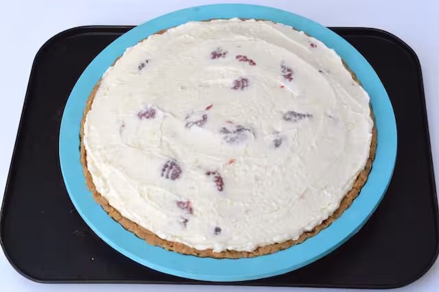 Biscuit base filled with cheesecake mix.