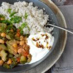 Bowl of fonio with chickpeas and yoghurt.