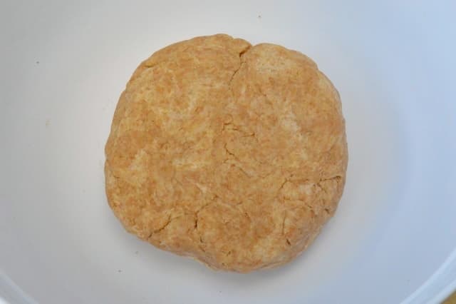 Ball of wholemeal spelt pastry dough in bowl.