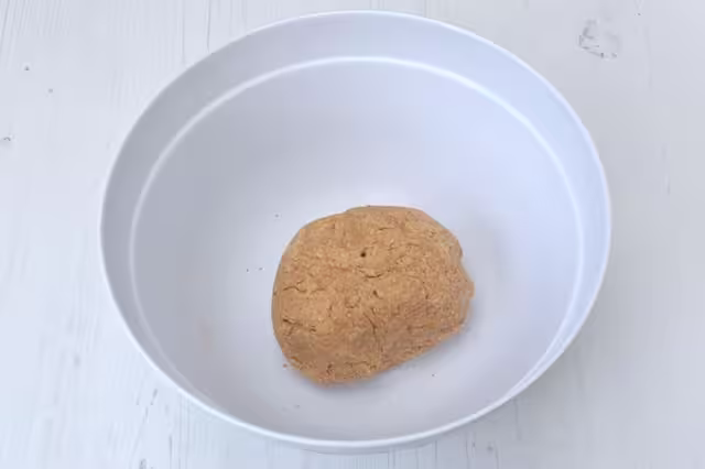Wholemeal pastry dough in bowl.